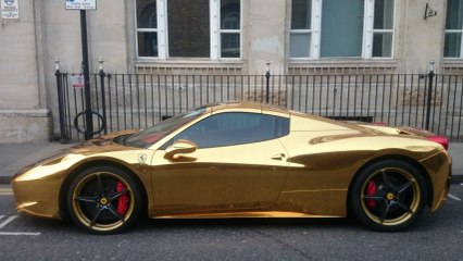 Une Ferrari en or aperçue dans les rues de Londres !