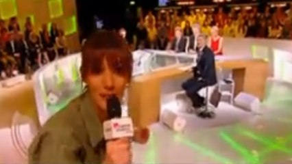 Le Grand Journal: Doria Tillier fait passer Johnny Hallyday et Eddy Mitchell pour des dinosaures