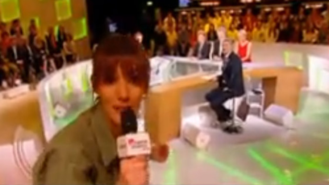 Le Grand Journal: Doria Tillier fait passer Johnny Hallyday et Eddy Mitchell pour des dinosaures