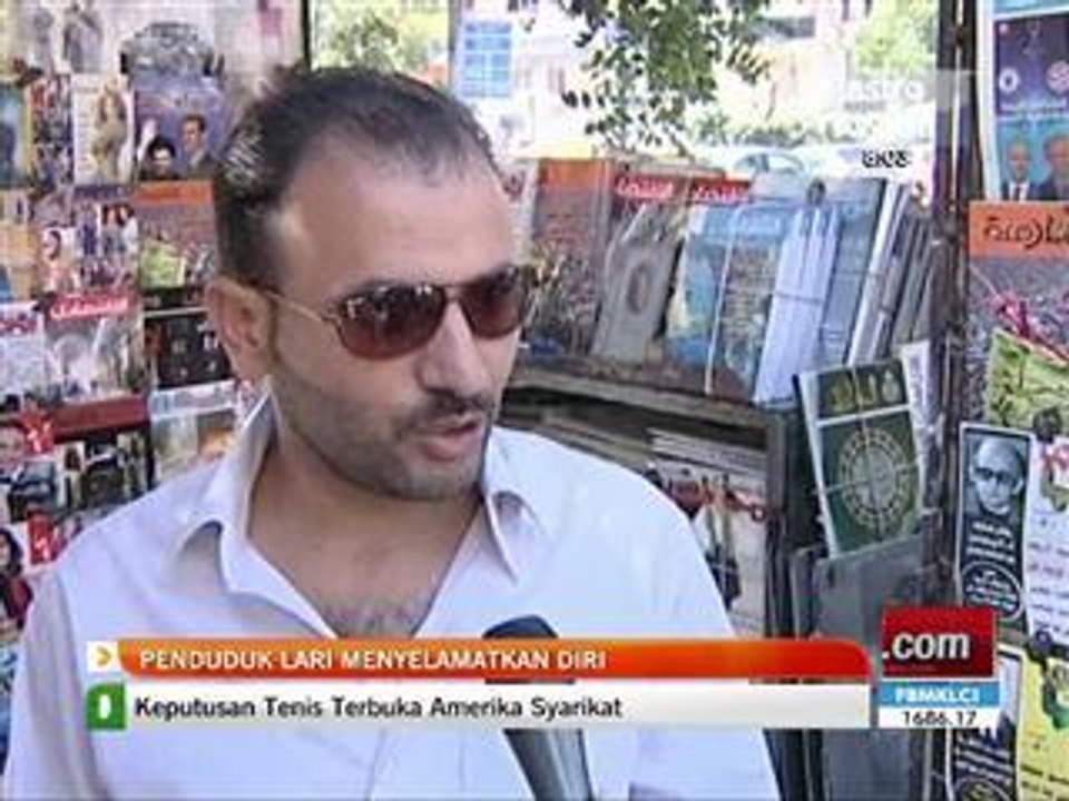 Penduduk lari menyelamatkan diri