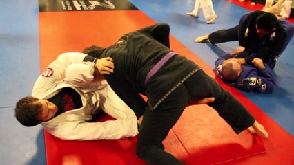 Alex Vamos, ceinture noire de jiu jitsu, piège les débutants de la salle de MMA d'Alan Belcher