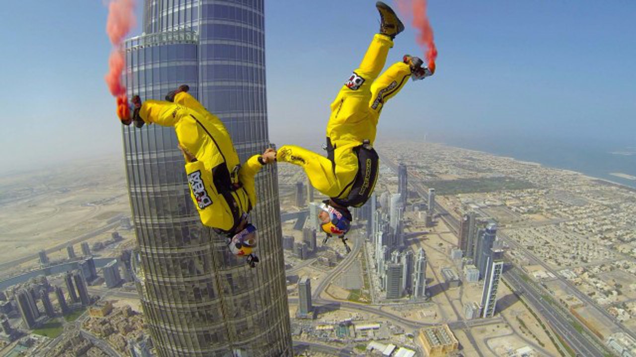 Vince Reffet et Fred Fugen battent le record du monde de base jump en sautant de la tour Burj Khalifa