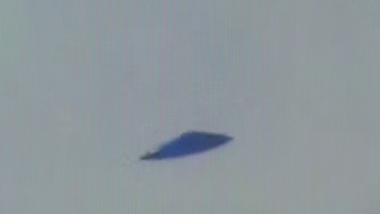 Pays-Bas : Dick Smits filme un étrange OVNI dans le ciel