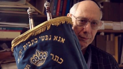 Pendant 8 ans, Robert Epstein a écrit toute la Torah en hébreu et à la main
