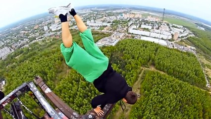 Rooftopping : Découvrez les exploits de ces acrobates russes suspendus au-dessus du vide