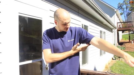 Vous ne savez pas retirer votre t-shirt. Cet homme va vous le démontrer