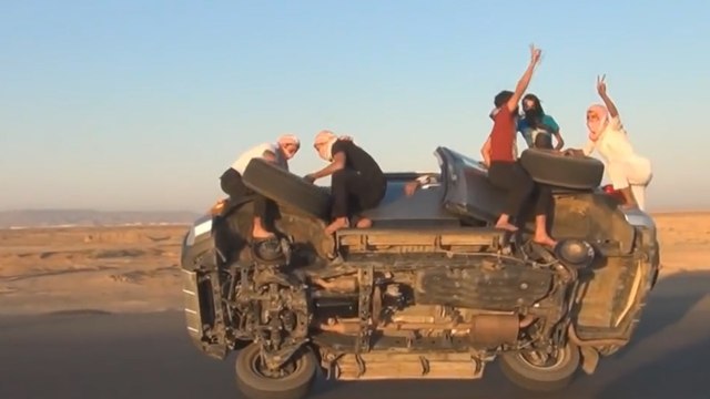 Ils changent les roues d'une voiture en marche