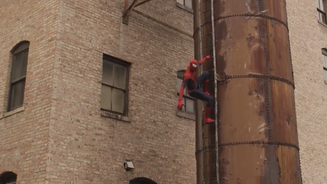Le cascadeur Ronnie Shalvis imite Spider-Man dans un parkour incroyable