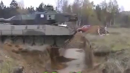 Ce char Léopard 2 franchit un trou anti-tank de façon impressionnante !