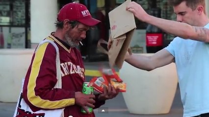 Grâce à la magie, Rob Anderson fait apparaître de la nourriture dans les mains des sans-abri