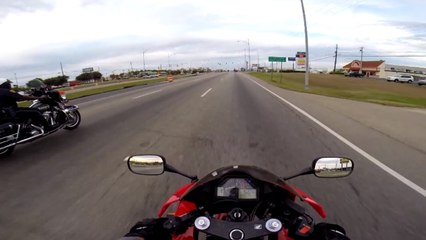 Avec sa moto, il fait la course contre un policier en Harley Davidson