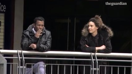 Elle harcèle les hommes de manière sexiste dans la rue pour voir leurs réactions