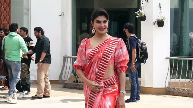 Khiladi Akshay Kumar Poses In SWAG With Kriti-Jacqueline, Actress Injures Her Leg |Bachchhan Paandey