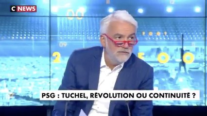 Quand Pascal Praud prouve qu'il n'y a pas besoin de connaître le foot pour bosser à la TV