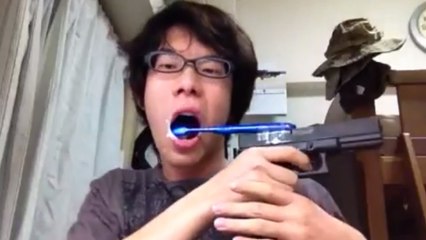 Il se brosse les dents avec l'aide d'un pistolet à billes