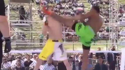 MMA : Edward Massey claque un headkick spectaculaire qui va littéralement envoyer son adversaire au tapis