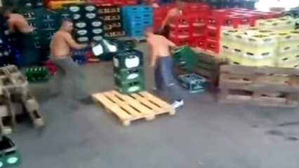 Ces employés ont une méthode radicale pour trier les bouteilles de bière vides