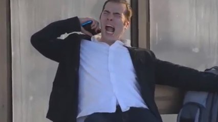 Au lieu de bâiller discrètement, ces passants sont tous en train de crier