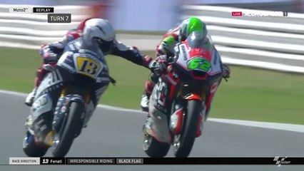 Romano Fenati tente d'appuyer sur les freins d'un adversaire en Moto 2