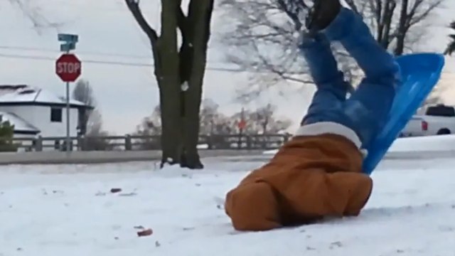 Ces pères chutent devant leurs enfants dans une vidéo hilarante