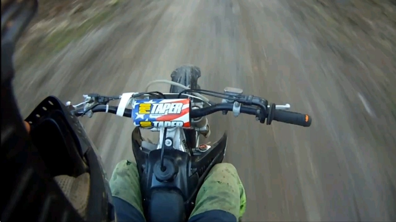 Voilà pourquoi il ne faut pas lâcher son guidon quand on roule en moto