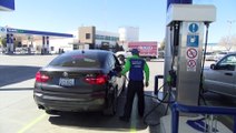 Paseños llenan sus tanques en Cd. Juárez