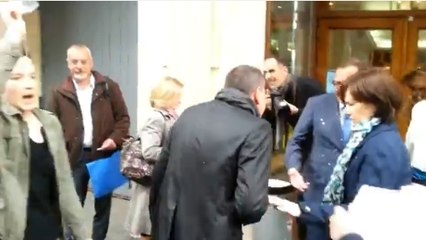 Des militants LGBT aspergent Laurence Rossignol de faux sperme