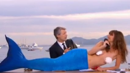 Le Grand Journal: Doria Tillier fait sa météo à moitié nue en sirène
