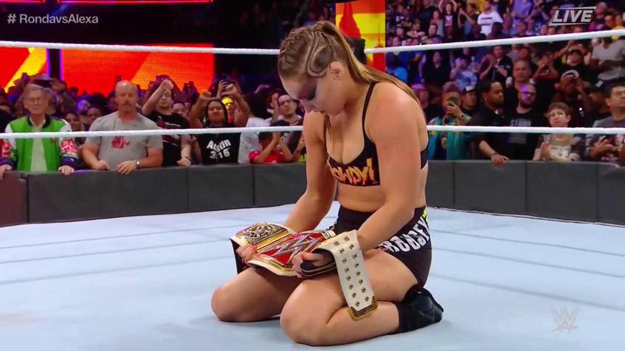 Ronda Rousey devient la première femme à remporter une ceinture à l'UFC et à la WWE