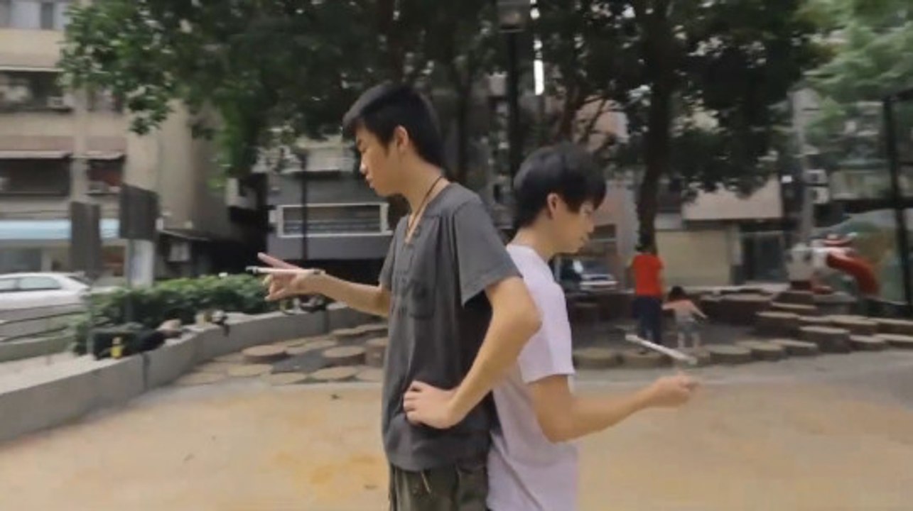 Ces deux jeunes réalisent des figures incroyables avec un simple stylo