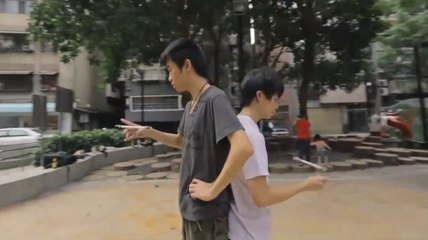 Ces deux jeunes réalisent des figures incroyables avec un simple stylo