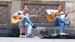 Une séance de flamenco à la guitare dans les rues de Barcelone
