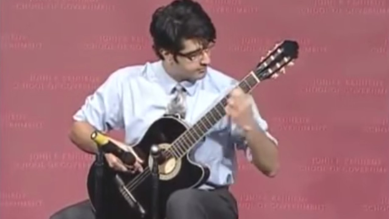 Malgré les apparences, cet homme est un guitariste hors norme