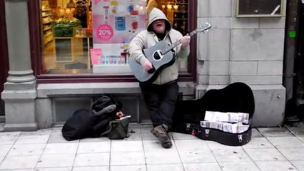 Cet artiste de rue impressionne les passants avec sa voix extraordinaire