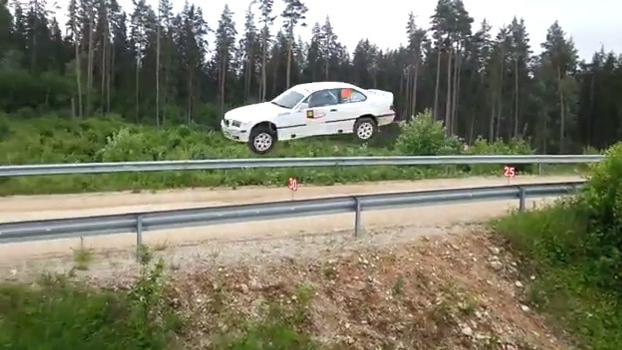 Ces deux pilotes de rallye font un saut incroyable avec leur voiture