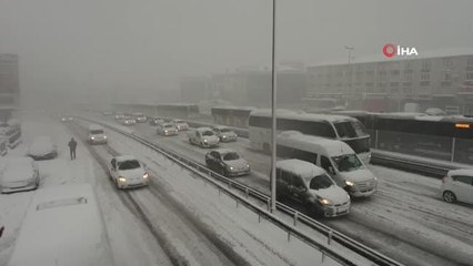 Küçükçekmece E-5'te trafik durma noktasına geldi