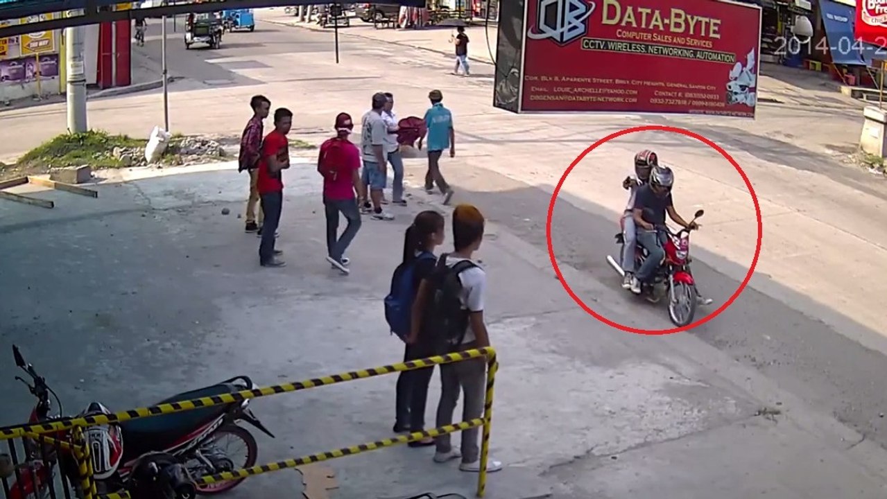 Ces adolescents se font tirer dessus en pleine rue ! Mais il faut voir jusqu'au bout pour comprendre