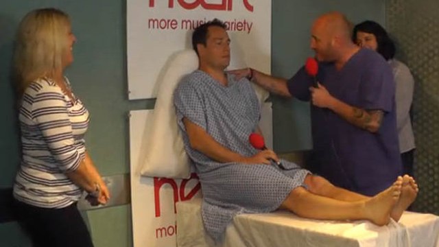 Angleterre : Un homme vit les sensations d’un accouchement en direct à la radio