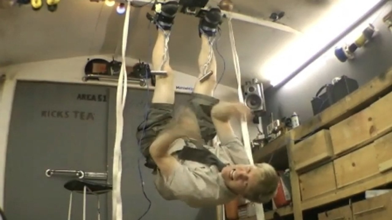 X-Men : le pouvoir de Magneto recréé dans des chaussures... pour marcher au plafond !