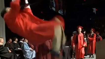 Lors de sa remise de diplôme, cet étudiant tente un salto arrière... et se ridiculise !