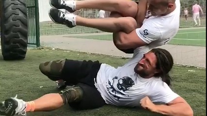 GuiltyKilla utilise un homme comme poids pour faire un relevé turc