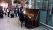 Londres : Au milieu de la gare, le musicien Henri Herbert étonne les passants avec un piano