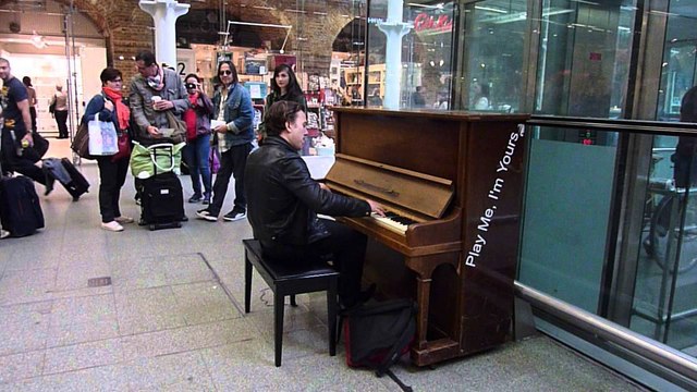 Londres : Au milieu de la gare, le musicien Henri Herbert étonne les passants avec un piano
