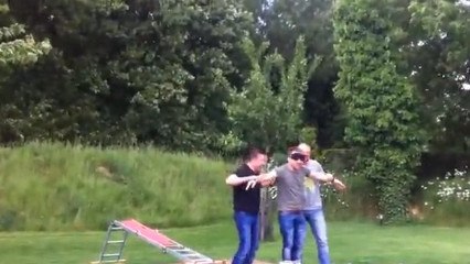 Alors qu'il pensait sauter à l'élastique, cet homme a été victime d'une horrible blague