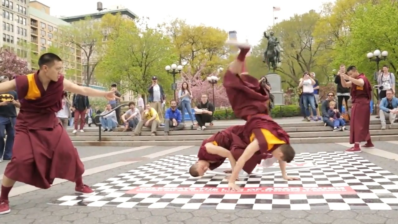 New-York : Ces quatre moines tibétains font du breakdance comme des professionnels !