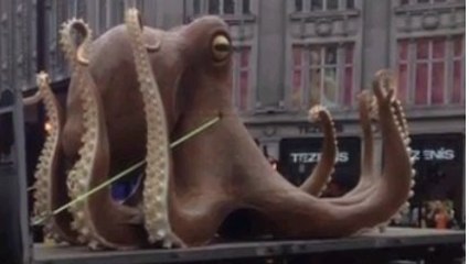 Londres : Une pieuvre géante bloque une rue entière de la capitale