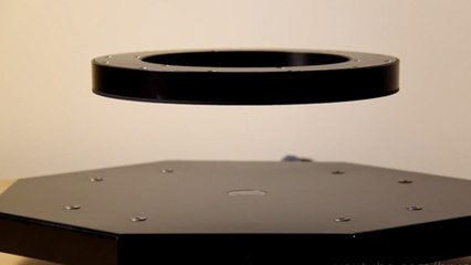 Cet incroyable plateau aimanté peut faire léviter des objets de 10kg !