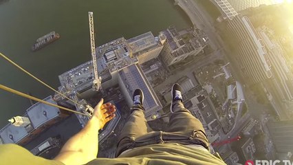 Suspendu à une grue, il joue les équilibristes sur le toit de la South Bank Tower de Londres