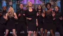 Saturday Night Live : Charlize Theron prouve qu'elle ne sait pas chanter dans un sketch hilarant