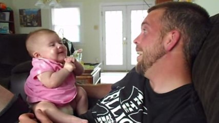 Un bébé de deux mois dit ''Je t'aime'' à son père
